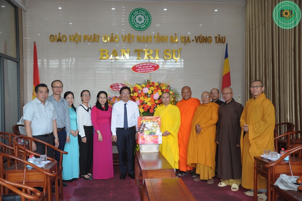 Đại diện chính quyền Thị xã Phú Mỹ chúc mừng Phật đản PL. 2568 đến BTS GHPGVN tỉnh