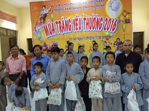 Trẻ em nghèo huyện Tân Thành, tỉnh Bà Rịa - Vũng Tàu vui Tết trung thu