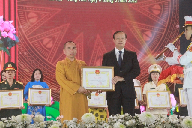 Phật giáo tỉnh tham dự Lễ tôn vinh gương sáng trong phòng chống dịch Covid 19