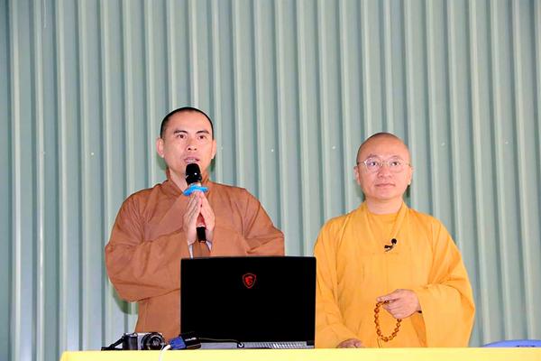Quỹ Đạo Phật Ngày Nay trao thẻ bảo hiểm y tế cho Tăng Ni sinh trường Cao – Trung cấp Phật học Đại Tòng Lâm