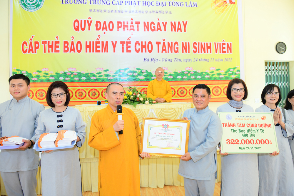 Quỹ Đạo Phật Ngày Nay cúng dường 400 thẻ Bảo Hiểm Y Tế cho Tăng Ni sinh viên tại Trường Trung cấp Phật học Đại Tòng Lâm