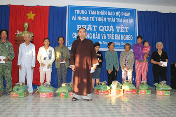 Tặng quà tết cho trẻ em và hộ nghèo xã Tóc Tiên 