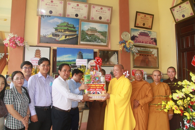 Các phải đoàn Lãnh đạo tỉnh và quận huyện thăm BTS tỉnh nhân Lễ Phật đản